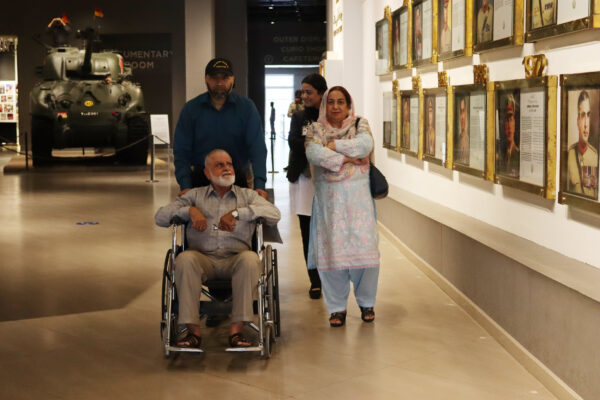 lt col ahsan tahir - 1971 war veteran visited army museum lahore (1)