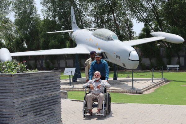 lt col ahsan tahir - 1971 war veteran visited army museum lahore (3)